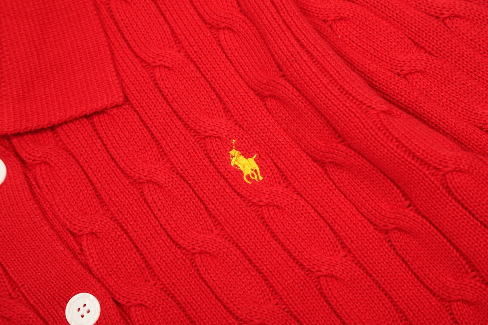 P270 Top quality" Style number: DS822# (not off the shelves all year round) [Ralph Lauren solid color pony embroidered logo lapel twist knitted cardigan] ✅Ralph Lauren Ralph Lauren classic basic versatile lapel knitted cardigan jacket ✅Main supply platform live broadcast Wholesale entity Replacement when out of stock Not off the shelf ✅ZP quality 1:1 version Scan the code to enter the GF website Counter quality ✅Detailed quality is the only one in Guangzhou Imported quality cotton yarn, focusing on high-end, cost-effective, good quality needless to say ✅The version is restored to the original order, the maximum size can be worn up to 160 pounds, loose, comfortable and stress-free ✅The upper body is simple and easy to match, ootd must-have style, good-looking clothes are never picky, a must-have recommendation for couples. Size: S-XL Color: black white gray almond light blue khaki pink burgundy Chinese red navy white label navy red label